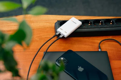 Зарядно устройство Verbatim Fold'n'Go, GaN, 65 W, бяло