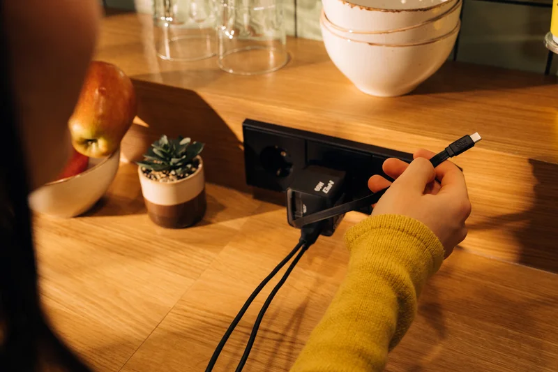 Зарядно устройство Verbatim Mini, GaN, 65 W, черно