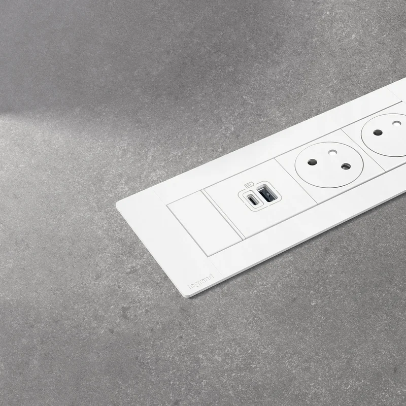 Мебелна кутия Legrand Incara, с 6 модула, 2x2P+E, USB A+C, 15 W, бяла