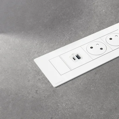 Мебелна кутия Legrand Incara, с 6 модула, 2x2P+E, USB A+C, 15 W, бяла