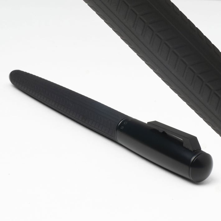 Hugo Boss Писалка Pure Tire, в кутия, черна