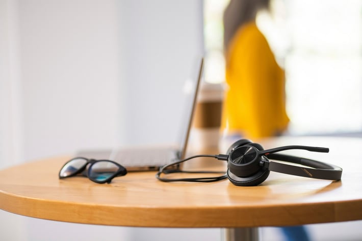 HP POLY VOYAGER 4320 HEADPHONES USB-C + BT700 DONGLE