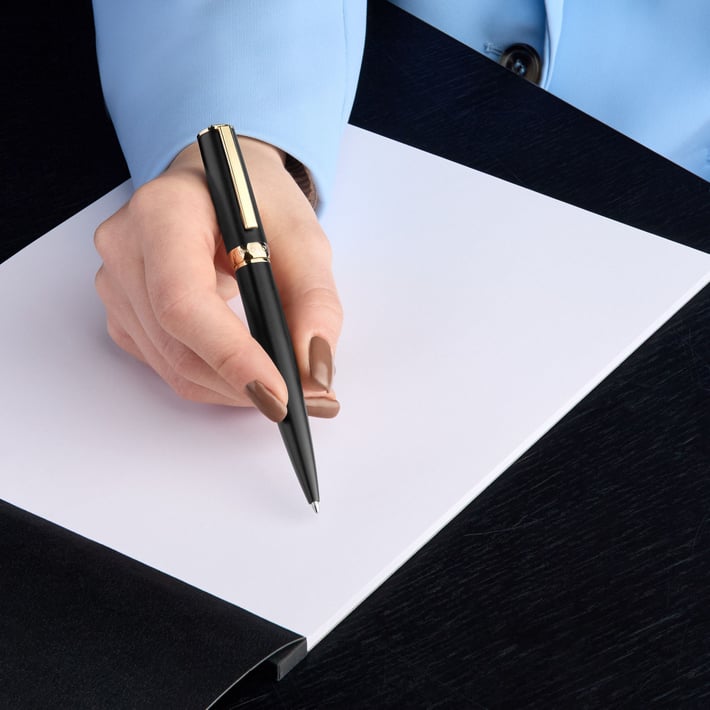 Hugo Boss Химикалка Arche Double B, черно-златиста