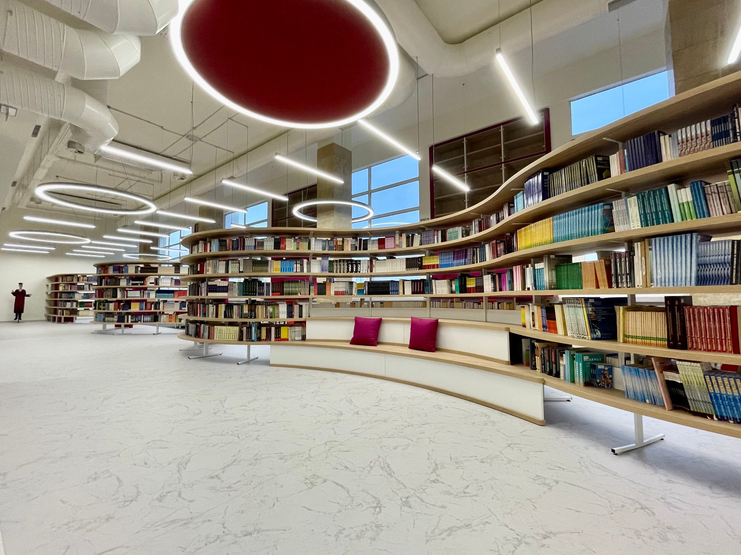 Реновираната библиотека на УНСС бе официално открита